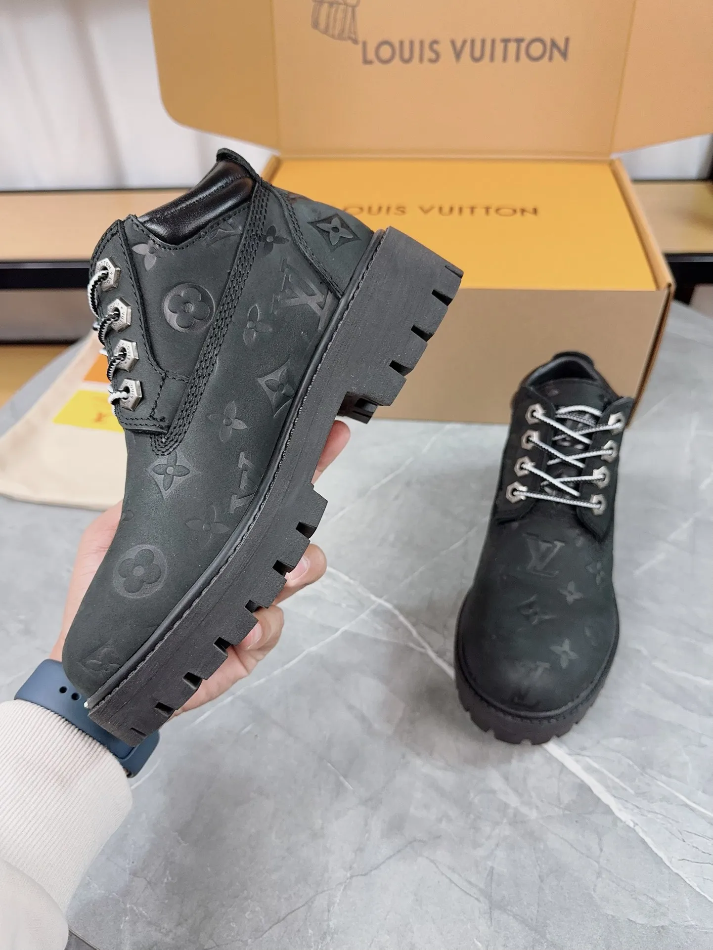 Couple model 💰700 ❤️Top version: Couple model LV x Timberland Timberland joint model Presbyopia Embossed Rhubarb boots Ankle boots Short boots LV x Timberland ankle boots are made of Monogram embossed waterproof nubuck cow leather, relying on the brand's exquisite craftsmanship to carefully reshape the classic Timberland 6-inch boot shape in Italy, and make an eye-catching appearance in 2024 created by Pharrell Williams with American workwear style Autumn and winter menswear show. Monogram embossed tongue, original Timberland laces and outsole are exquisite details, and the leather label expresses the cooperation logo. Exquisite packaging at the delivery counter🛍📦 ▪️Material: Original customized imported first-layer cowhide ▪️Inner lining: Original customized leather lining/mesh lining ▪️Outsole: Original molded anti-slip rubber material ▪️Sole thickness: 3.5CM ▪️Size: Women's 35-40 Men's 39-46